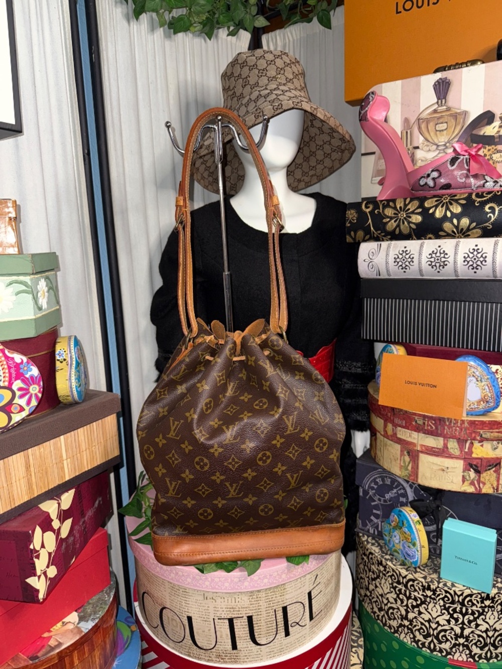 ELEGANT LOUIS VUITTON NOE BAG! - Picture 13 of 17